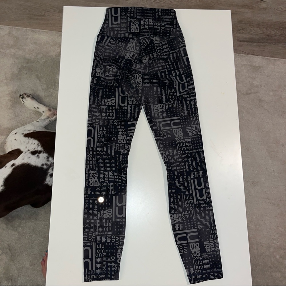 rare lululemon leggings size 2
excellent condition 
full length 
lululemon logo